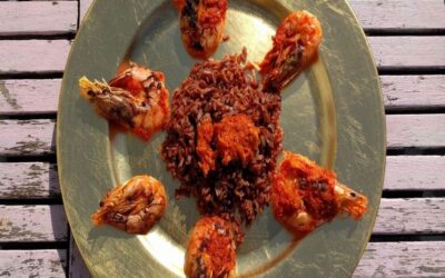 Red rice with spicy prawns